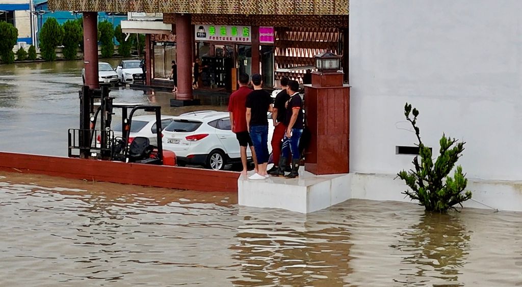 Flash floods swamp South Trinidad; residents stranded