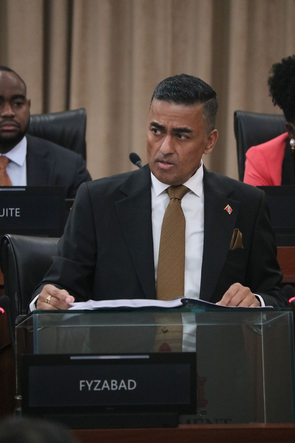 Government offers 10% pay rise to public servants