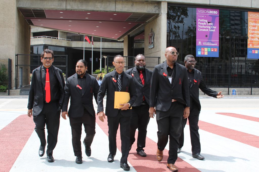 Teachers show solidarity over delayed payments