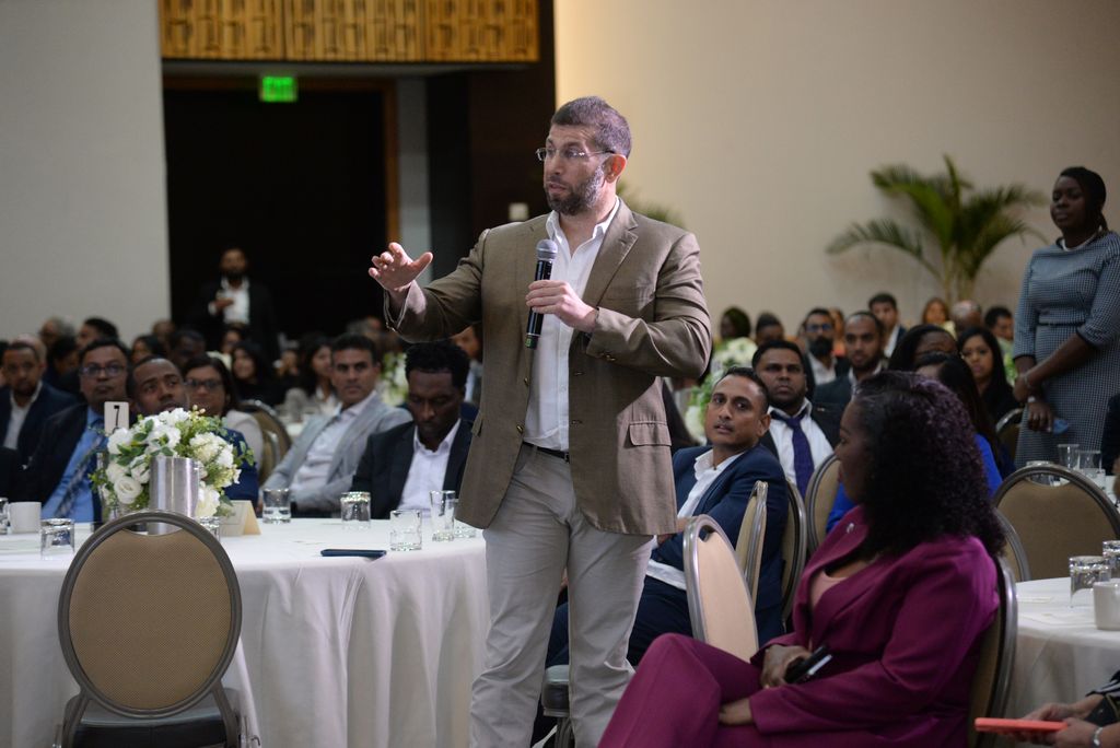 Discuss fiscal policies with business, Hadeed urges