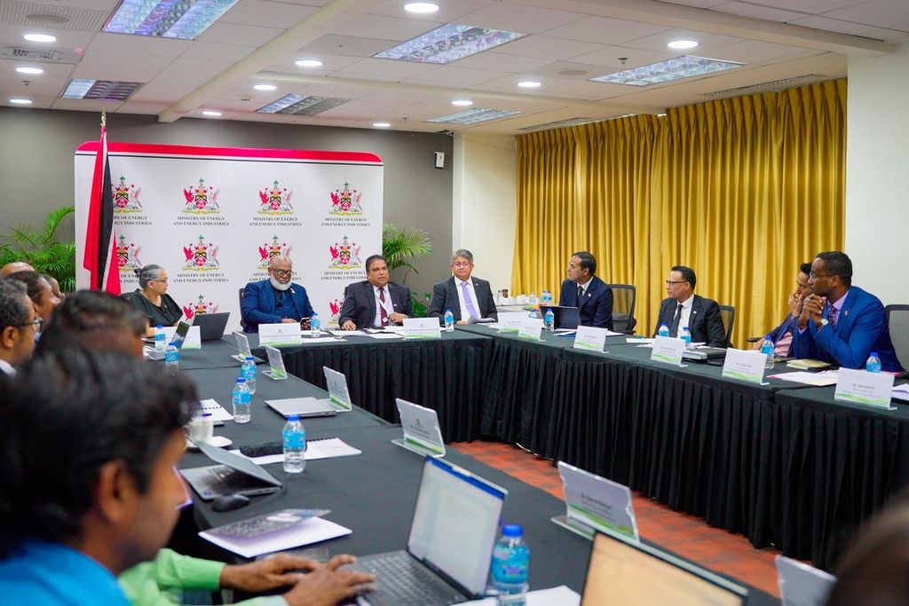 Trinidad, Venezuela discuss oil spill cooperation
