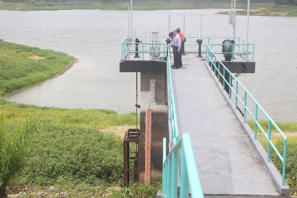 Wasa CEO Alan Poon King, left and other WASA officals view the Arena Reservoir at Arena road San Rafael, during a media tour yesterday.