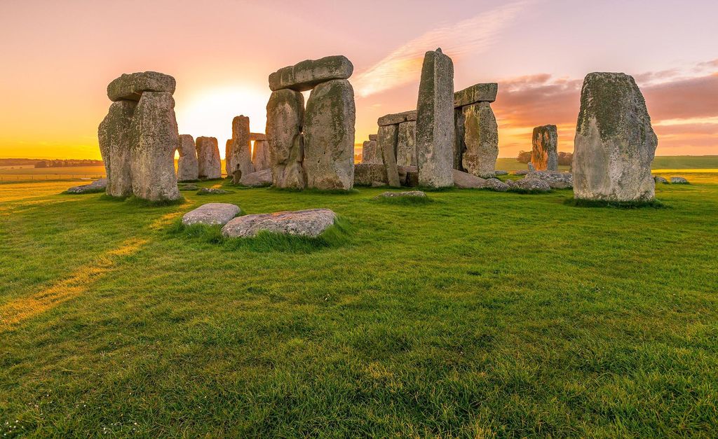 Sunrise at Stonehenge.  Image by Sally Wilson from Pixabay.